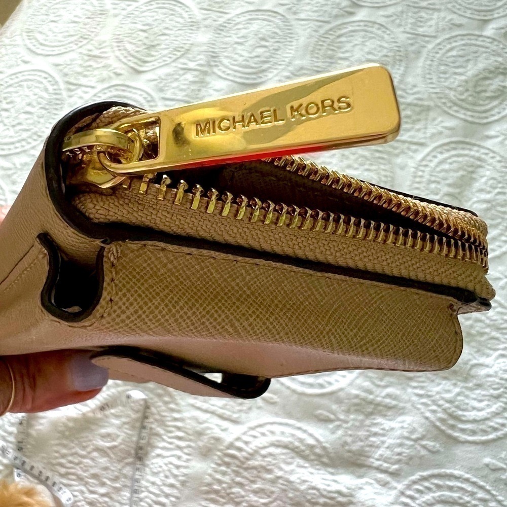 Michael Kors: NEW Women zip around wristlet, phone holder, cards and ID slots. - Picture 4 of 11